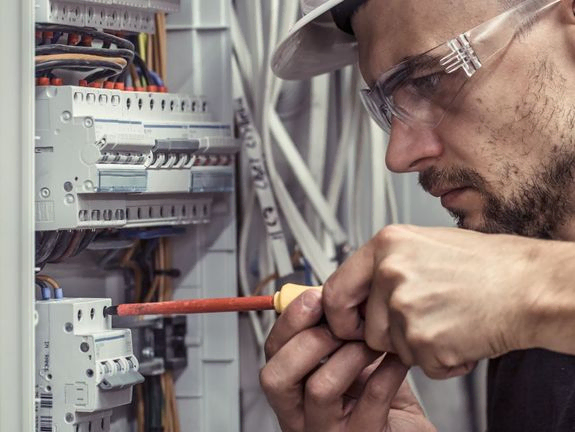 Electricista revisando instalacion electrica